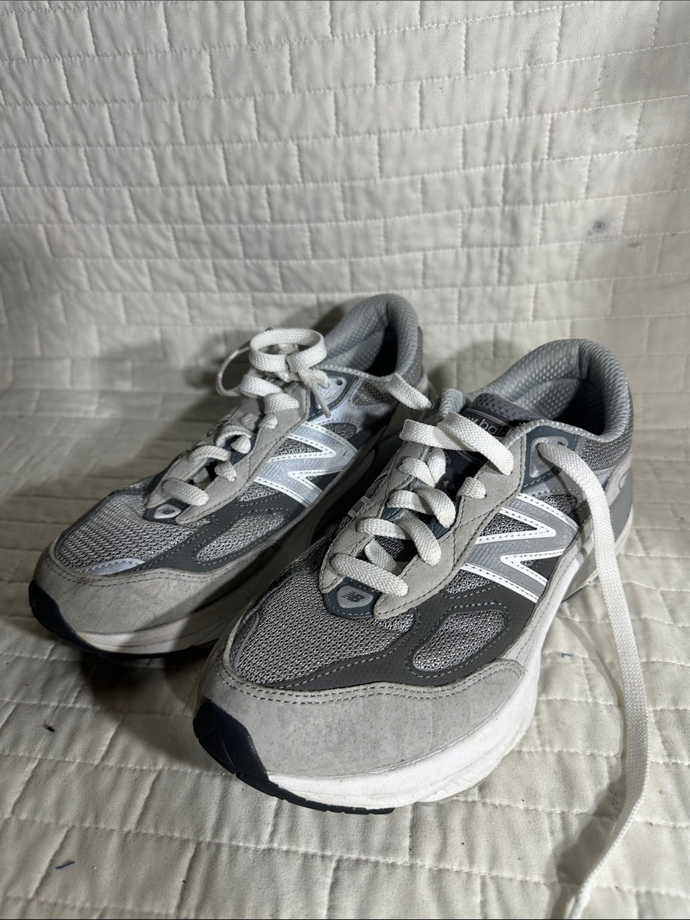 New Balance 990 V6 Women's 8. Men’s 6.5. Gray and White Casual Running Sneakers